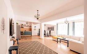 Dinvis Apartments